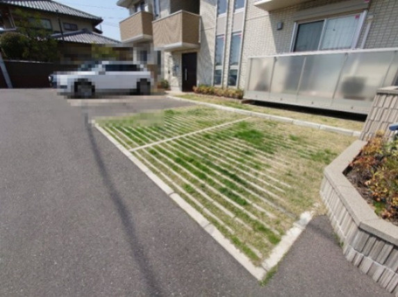 エーデル自由丘Ⅱの駐車場