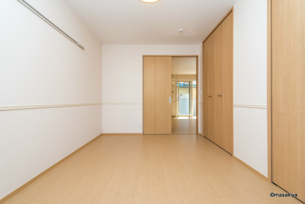 シャンピニオン　ルージュの寝室|ベッドルーム　天井高いです。