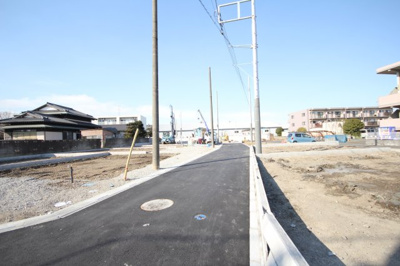 【前面道路含む現地写真】 | 三郷市彦成2丁目全8棟　5号棟
