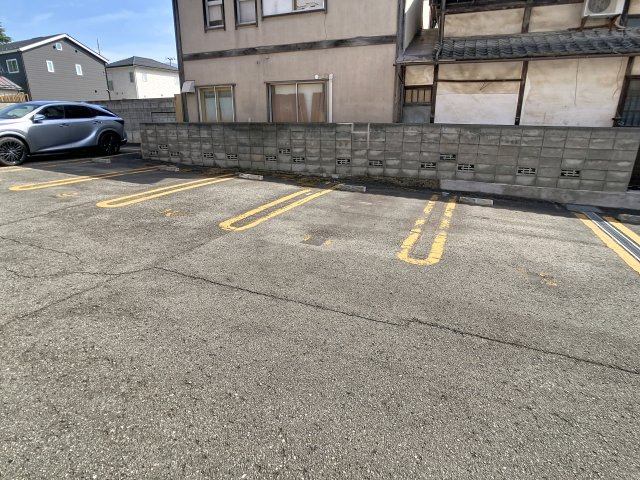 ローザス秋月の駐車場