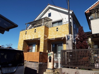 【外観】 | 白と黄色を基調とした柔らかい雰囲気の外観。