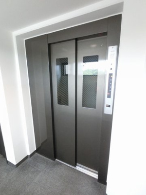 【その他共用部分】 | パークハイム本牧 | お買い物時やベビーカーの出し入れに便利なエレベーター付です。