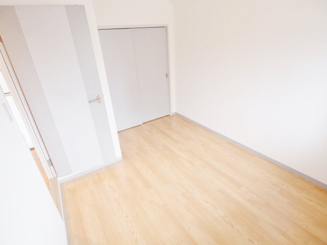 ファミール昭栄の洋室