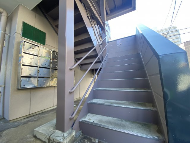 江崎ガーデンビルのエントランス