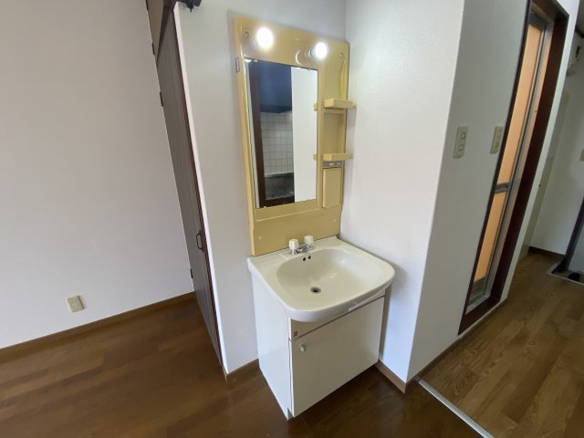 江崎ガーデンビルの独立洗面台