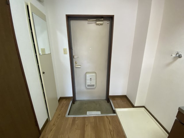 江崎ガーデンビルの玄関