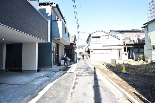 【前面道路含む現地写真】 | 現地内覧会開催！東中延の新築戸建　２号棟 | 駅徒歩１分が魅力の３LDK+P！LDKは広々19帖、LDKフロアにも手洗いを設置！パントリーもございます。6帖以上の居室がふた部屋、トイレも2ヶ所配備。延床面積102.65㎡！