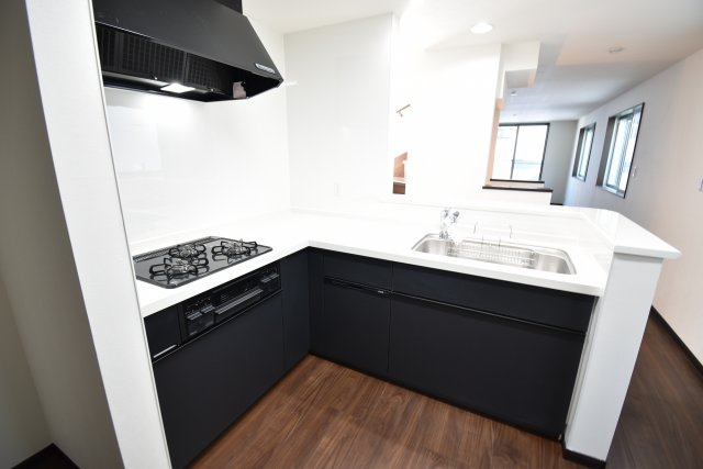 【キッチン】 | 現地内覧会開催！東中延の新築戸建　２号棟 | 駅徒歩１分が魅力の３LDK+P！LDKは広々19帖、LDKフロアにも手洗いを設置！パントリーもございます。6帖以上の居室がふた部屋、トイレも2ヶ所配備。延床面積102.65㎡！