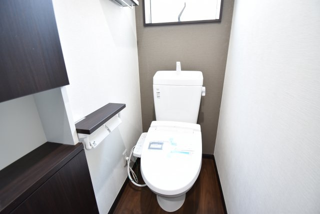 【トイレ】 | 現地内覧会開催！東中延の新築戸建　２号棟 | 駅徒歩１分が魅力の３LDK+P！LDKは広々19帖、LDKフロアにも手洗いを設置！パントリーもございます。6帖以上の居室がふた部屋、トイレも2ヶ所配備。延床面積102.65㎡！