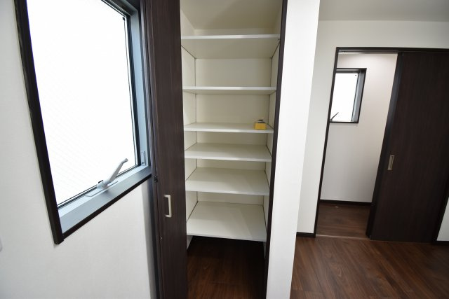 【収納】 | 現地内覧会開催！東中延の新築戸建　２号棟 | 駅徒歩１分が魅力の３LDK+P！LDKは広々19帖、LDKフロアにも手洗いを設置！パントリーもございます。6帖以上の居室がふた部屋、トイレも2ヶ所配備。延床面積102.65㎡！