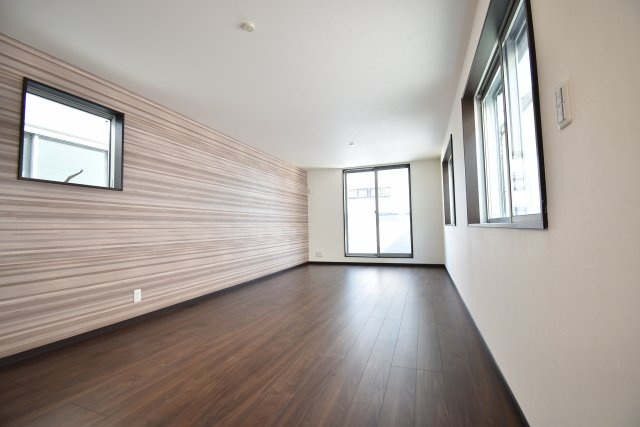 【居間・リビング】 | 現地内覧会開催！東中延の新築戸建　２号棟 | 駅徒歩１分が魅力の３LDK+P！LDKは広々19帖、LDKフロアにも手洗いを設置！パントリーもございます。6帖以上の居室がふた部屋、トイレも2ヶ所配備。延床面積102.65㎡！