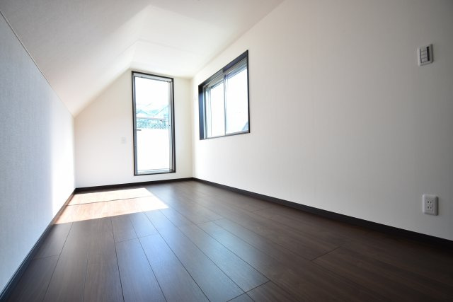 【洋室】 | 現地内覧会開催！東中延の新築戸建　２号棟 | 駅徒歩１分が魅力の３LDK+P！LDKは広々19帖、LDKフロアにも手洗いを設置！パントリーもございます。6帖以上の居室がふた部屋、トイレも2ヶ所配備。延床面積102.65㎡！