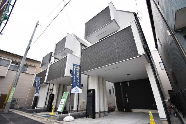 【外観】 | 現地内覧会開催！東中延の新築戸建　２号棟 | 駅徒歩１分が魅力の３LDK+P！LDKは広々19.9帖、キッチンには可動棚付きのパントリースペース！6帖以上の居室がふた部屋、トイレも2ヶ所配備。延床面積102.65㎡！