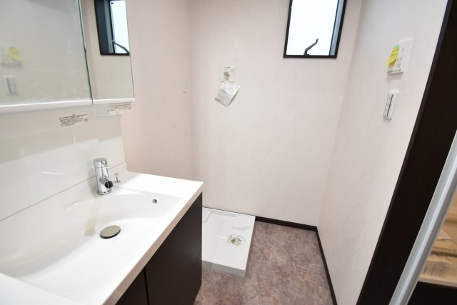 【独立洗面台】 | 現地内覧会開催！東中延の新築戸建　２号棟 | 駅徒歩１分が魅力の３LDK+P！LDKは広々19帖、LDKフロアにも手洗いを設置！パントリーもございます。6帖以上の居室がふた部屋、トイレも2ヶ所配備。延床面積102.65㎡！