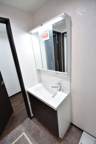 【独立洗面台】 | 現地内覧会開催！東中延の新築戸建　２号棟 | 駅徒歩１分が魅力の３LDK+P！LDKは広々19帖、LDKフロアにも手洗いを設置！パントリーもございます。6帖以上の居室がふた部屋、トイレも2ヶ所配備。延床面積102.65㎡！