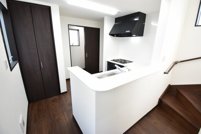 【キッチン】 | 現地内覧会開催！東中延の新築戸建　２号棟 | 駅徒歩１分が魅力の３LDK+P！LDKは広々19帖、LDKフロアにも手洗いを設置！パントリーもございます。6帖以上の居室がふた部屋、トイレも2ヶ所配備。延床面積102.65㎡！