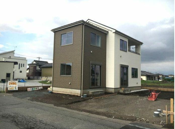 佐波郡玉村町上新田Ⅱ期（全3棟）1号棟の前面道路含む現地写真|前面道路含む現地写真です