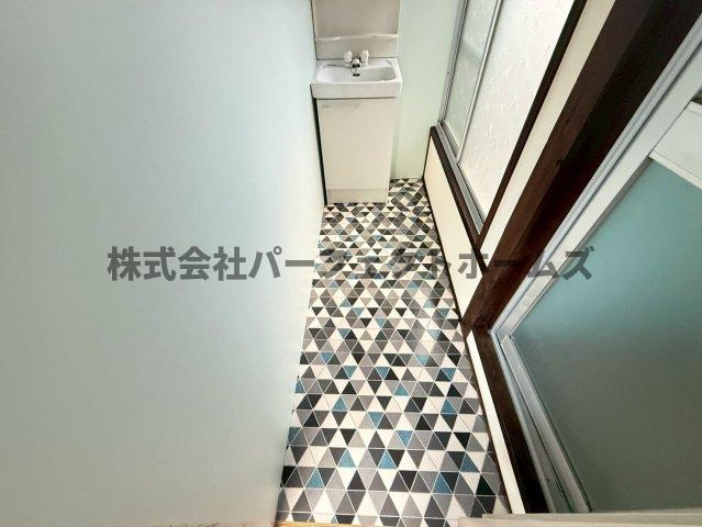 交野市郡津４丁目のアパートの独立洗面台|朝の身支度には欠かせない独立洗面化粧台