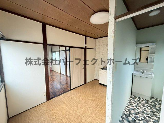 交野市郡津４丁目のアパートの居間・リビング|使いやすい居間です