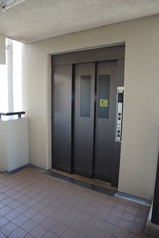 谷津パークタウンのその他共用部分|エレベーターは１・４・７・１０・１３階に停まります。対象物件は１０階から階段を下ります。
