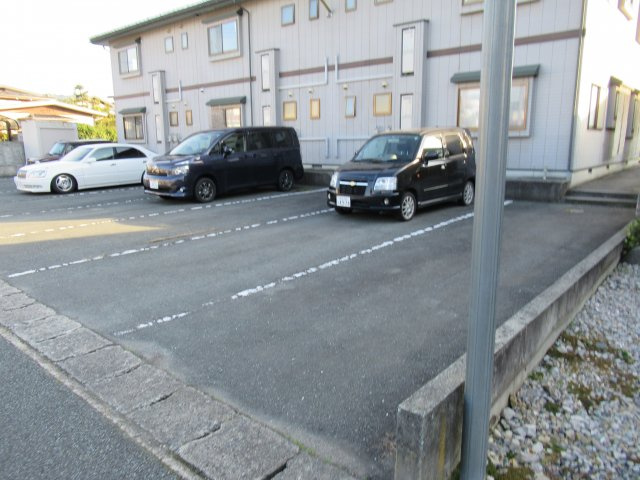 メゾンドにしだBの駐車場