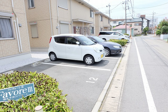 ファヴォーレⅢの駐車場