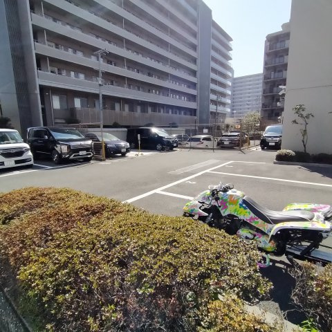 ヒューマンズ京橋壱番館の駐車場|敷地内駐車場です。