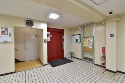 【その他共用部分】 | 日清横浜第一コーポ | お買い物時やベビーカーの出し入れに便利なエレベーター付です。