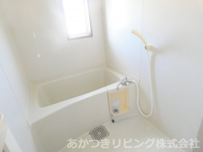 【浴室】 | メゾン・ド・はくれん | 窓付きの明るいバスルーム♪