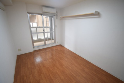 【洋室】 | サムティ神戸浜崎通 | 日が降り注ぐ、明るい洋室です。