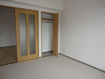 【エントランス】 | ラ・ティーグル | 南側洋室とクローゼット