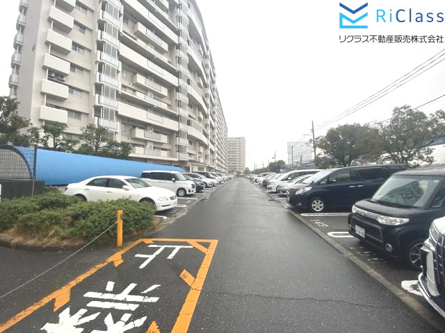ポートアイランド住宅42号棟の駐車場|駐車場があるので、車を買う予定の方も安心です