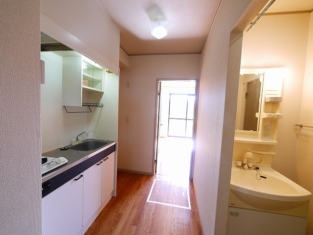 セジュール筒井のキッチン|明るい色調の室内です