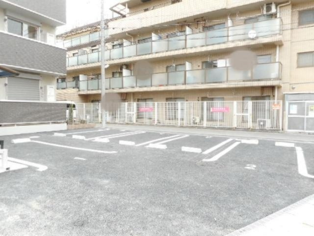リヴェールコートの駐車場
