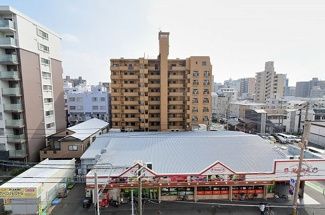 【展望】 | 前面に高い建物・視界を遮る建物がないので眺望◎日当り風通しもGOOD♪ 目の前にスーパーがあります