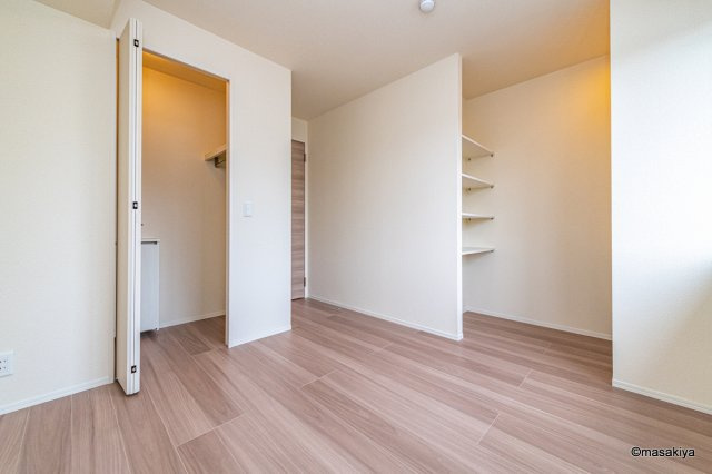 ファルコンベース若宮の洋室