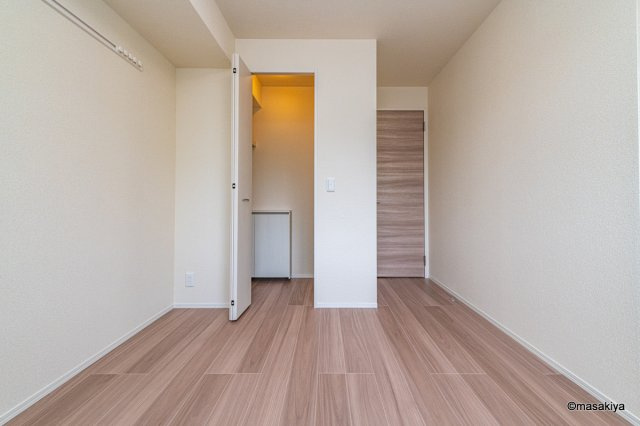 ファルコンベース若宮の洋室