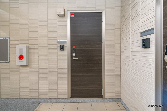 ファルコンベース若宮のエントランス|玄関ドア