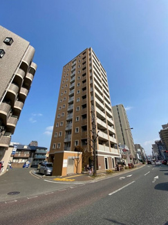 【外観】 | 駅、買い物、学校…すべてが徒歩圏内にある一等地！開放感抜群の最上階のお部屋からの眺望は最高です♪