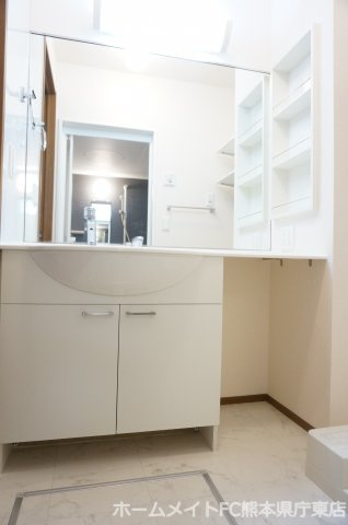 熊本市中央区帯山２丁目のアパートの独立洗面台