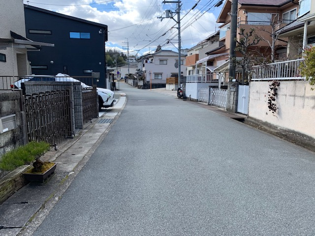 三田市天神３丁目　中古戸建の前面道路含む現地写真