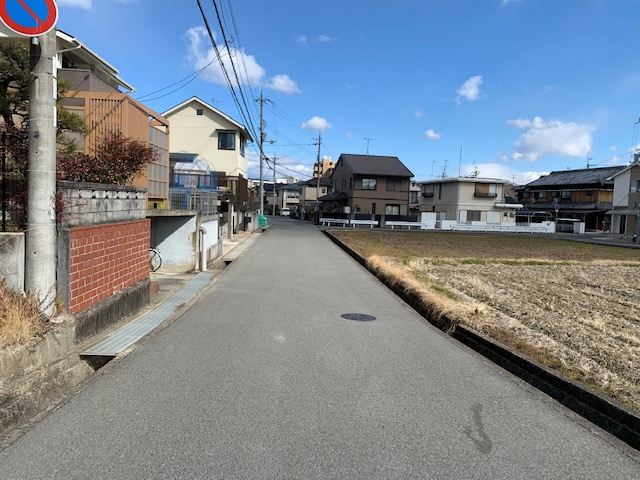 三田市天神３丁目　中古戸建の前面道路含む現地写真