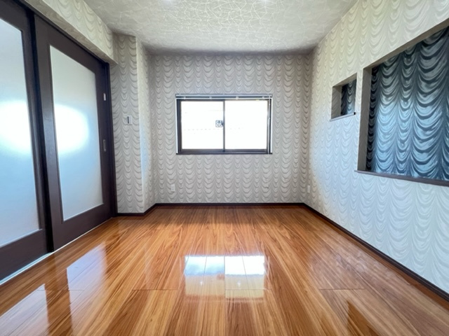 ジャパン幸ビルの洋室