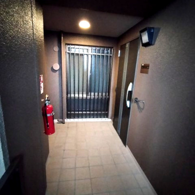 【その他共用部分】 | ルイシャトレ城東関目 | 玄関前には広い玄関ポーチがございます。