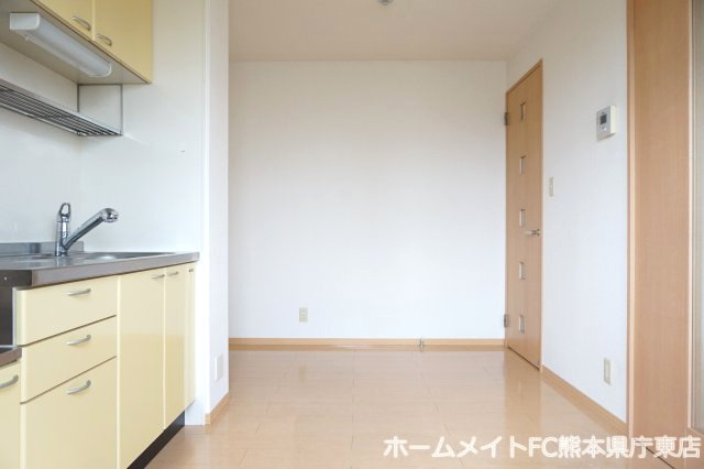 熊本市東区小峯３丁目のアパートの居間・リビング