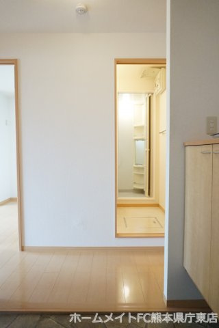 熊本市東区小峯３丁目のアパートの玄関