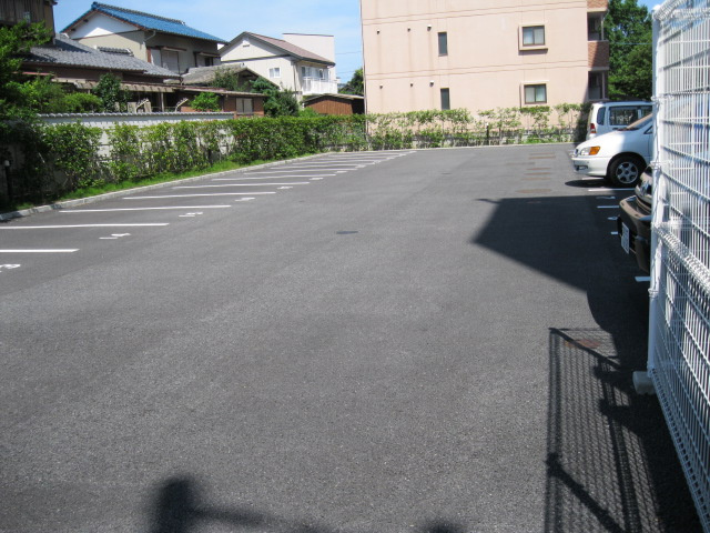 エイムオーエス島崎町マンションの駐車場