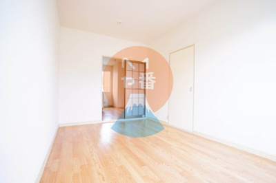 【寝室】 | ロイヤルパレスA | 明るいですね　※参考写真です