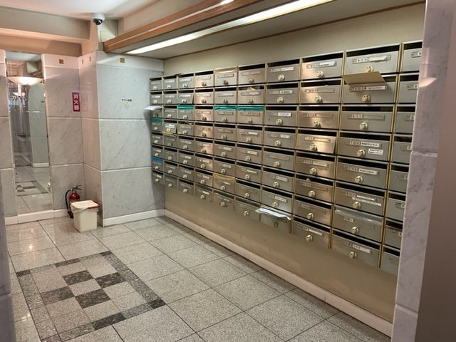 俳優座ビルのロビー