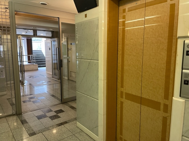 俳優座ビルのロビー